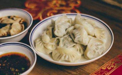 包饺子茄子是擦丝好还是切小丁好吃 茄子包饺子要去皮吗